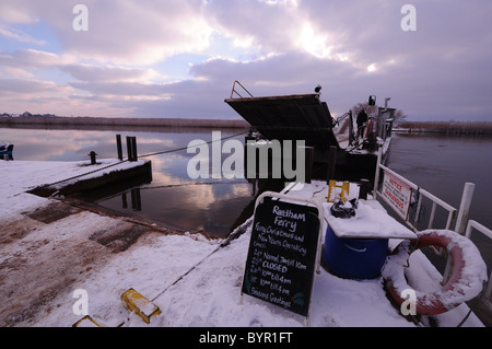 Ferry Reedham sur la rivière Yare, Norfolk Broads. Banque D'Images