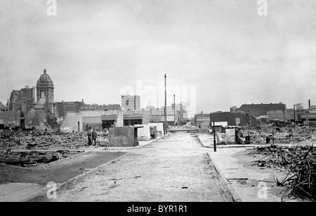 Suite du séisme de 1906 à San Francisco aux environs de Mission St - à la nord-est entre la 5ème et 6ème rue. Banque D'Images