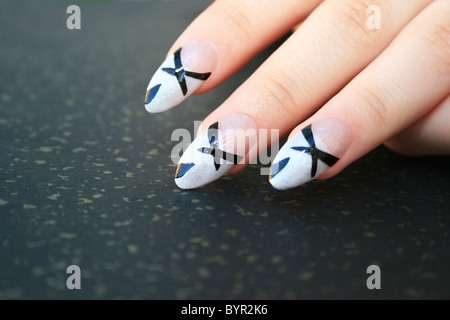 Nail art femme doigts isolé sur background. Banque D'Images