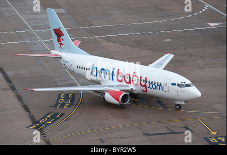 BMI baby un Boeing 737 sur le tarmac de l'aéroport de Nottingham East Midlands près de Kegworth UK Banque D'Images