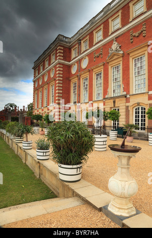 Cour sud menant à Hampton Court Palace Gardens Banque D'Images