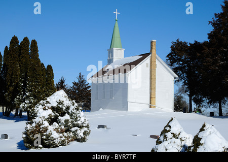 Petite chapelle et son cimetière à flanc de colline dans le Nord de l'Illinois, États-Unis. Banque D'Images