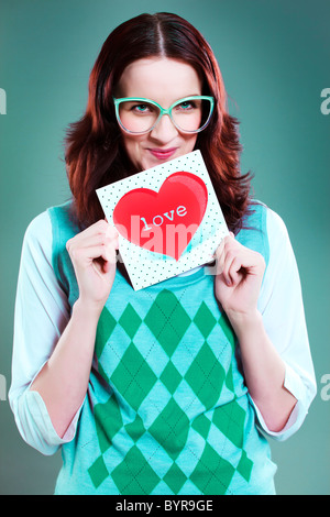 Girl holding love card Banque D'Images