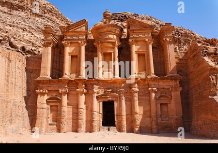 Le monastère, sculpté dans la roche, à Petra, Jordanie Banque D'Images