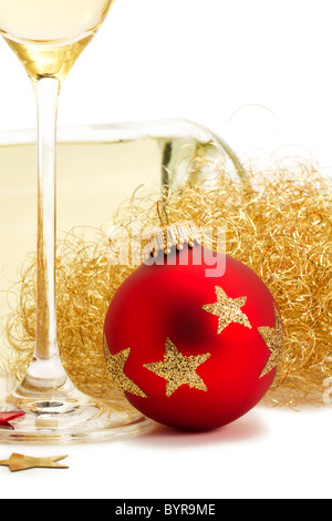 Boule de Noël rouge près de verre avec champagne, anges sèche devant une bouteille de champagne on white Banque D'Images