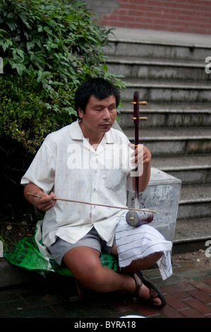 Musicien aveugle à Shanghai la lecture d'un erhu Banque D'Images