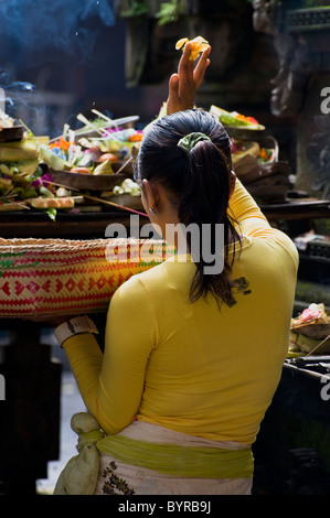 L'Ubud, Bali marché dispose d'un petit temple situé à proximité de la rue principale. Les femmes hindoues viennent chaque jour pour laisser à l'épargne. Banque D'Images