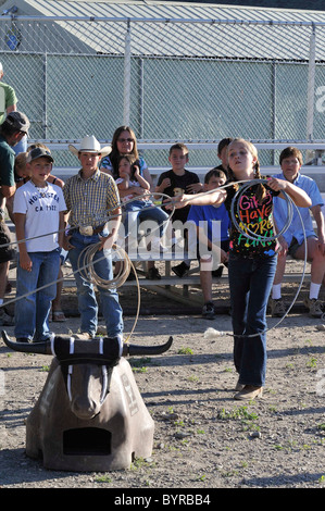 Fille, garçon, filles, garçons, au lasso, enfant, enfants, Bull Roping, Salmon, Idaho, Cowboy, cowgirl, Rodeo, Banque D'Images