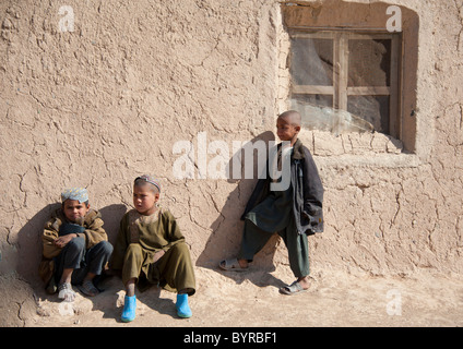 Les garçons en Afghanistan Helmand composé de boue Banque D'Images