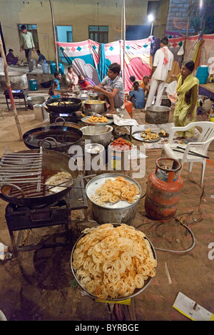 L'Inde, Rajasthan, Jodhpur les hommes et les femmes à la préparation des repas pour le banquet de mariage Banque D'Images