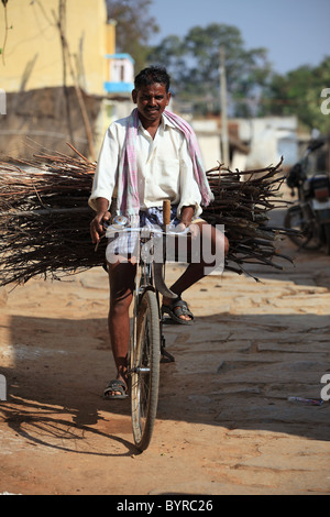 L'homme du village sur son vélo l'Andhra Pradesh en Inde du Sud Banque D'Images