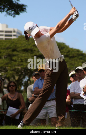 Le golfeur de 15 ans Michelle Wie tees au large alors que fans watch durant une ronde de pratique avant le Sony Open 2005 à Hawaii. Banque D'Images