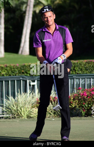 La mode de la Suède Jesper Parnevik golf PGA est pratique de sa mise avant le Sony Open 2005 à Hawaii. Banque D'Images