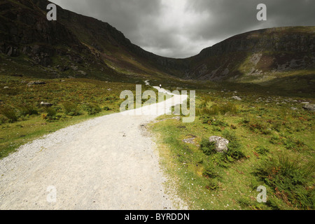 Les personne qui marche sur un chemin d'accès jusqu'à mahon falls dans la région de Munster en montagnes Comeragh, County Waterford, Ireland Banque D'Images