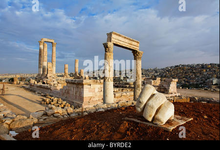 Le Temple d'Hercule et de la sculpture d'une main dans la citadelle, Amman, Jordanie Banque D'Images