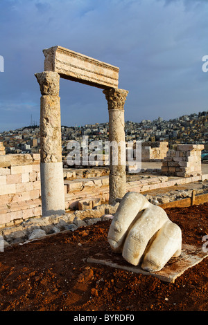 Le Temple d'Hercule et de la sculpture d'une main dans la citadelle, Amman, Jordanie Banque D'Images