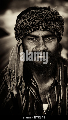 L'Inde des castes inférieures pauvres face portrait de l'homme. L'Andhra Pradesh, Inde. Sépia Banque D'Images