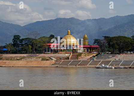 Casino appartenant à des Chinois au Laos, sur le triangle d'Or,le fleuve du Mékong en face de Sop Ruak,Thaïlande. Banque D'Images