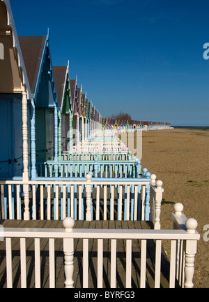 Rangée de cabines colorées le long de la plage Banque D'Images