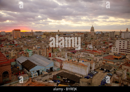 La Havane, Cuba. Le lever du soleil. Dôme du capitole sur la droite. Banque D'Images