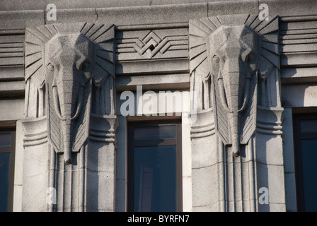 Tête d'éléphant sculpté sur un bâtiment Art déco à Halifax Yorkshire Banque D'Images