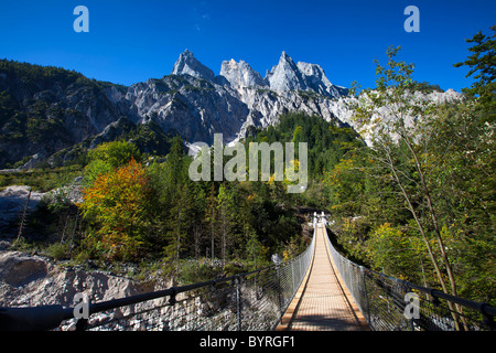 Un pont suspendu traverse la vallée Klausbachtal au parc national de Berchtesgaden, Allemagne. Banque D'Images