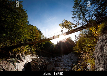 Un pont suspendu traverse la vallée Klausbachtal au parc national de Berchtesgaden, Allemagne. Banque D'Images