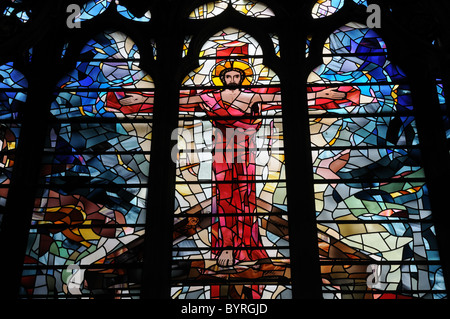 La fenêtre de l'Ouest à l'intérieur de l'église St Etheldreda, Ely Place à Londres Banque D'Images