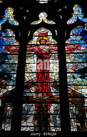 La fenêtre de l'Ouest à l'intérieur de l'église St Etheldreda, Ely Place à Londres Banque D'Images