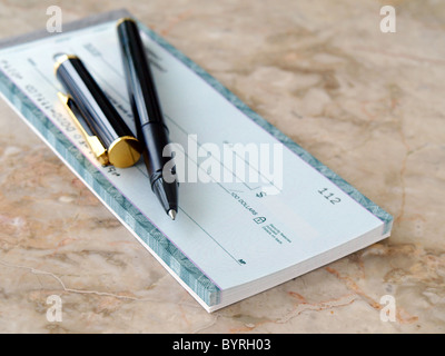 Chèque en blanc avec un stylo sur la table Banque D'Images