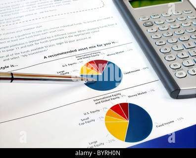 Stylo sur la calculatrice graphique avec l'investissement Banque D'Images