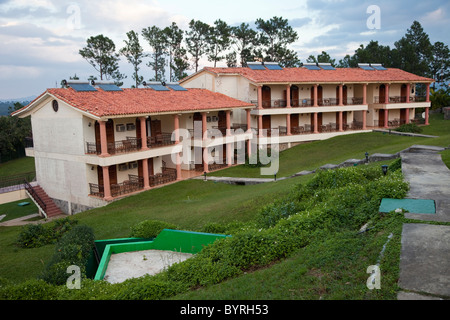 Cuba, Pinar del Rio, Vinales Vinales (région). Des panneaux solaires sur le toit de l'Hôtel Local. Banque D'Images