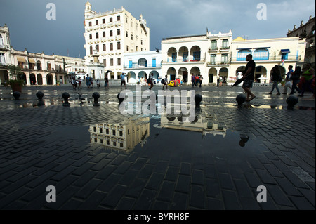 Cuba. La photographie de rue un journal. Banque D'Images