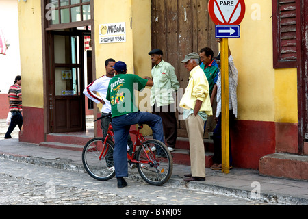 Cuba, un journal la photographie de rue. Banque D'Images