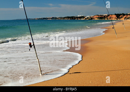 Le Portugal, l'Algarve : cannes à pêche à Praia da Falesia à Albufeira Banque D'Images