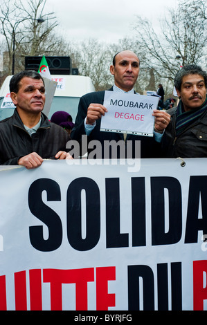 Paris, France, manifestants qui protestent contre l'Égypte Hosni Moubarak, à l'extérieur, d'hommes occupant des pancartes Solidarité Printemps arabe Banque D'Images