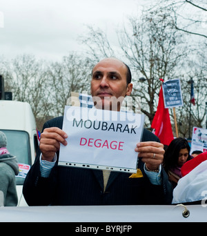 Paris, France, manifestants qui protestent contre égyptien Hosni Moubarak, les manifestations "Printemps arabe" à l'extérieur, Portrait Man Holding Sign Banque D'Images