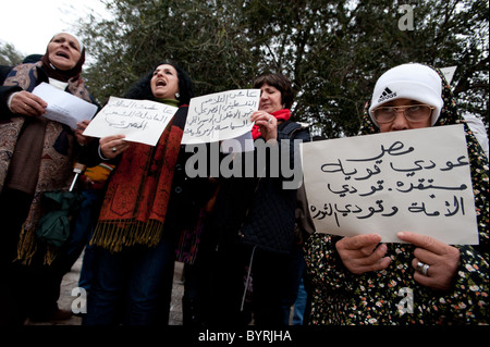 Un groupe de militants palestiniens a des signes et des chants des slogans en solidarité avec les manifestations anti-gouvernementales en Egypte. Banque D'Images