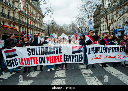 Paris, France, foule de manifestants qui protestaient contre l'Égyptien (ancien président) 'Hosni Moubarak', à l'extérieur, "Printemps arabe" Holding Pancartes et bannières Banque D'Images