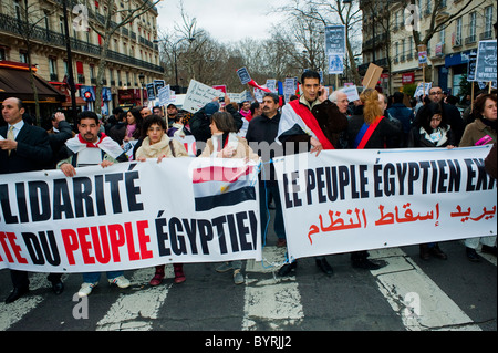 Paris, France, manifestants égyptiens, manifestations du mouvement du Printemps arabe, protestations contre Hosni Moubarak, à l'extérieur, tenue de bannières françaises appelant à la solidarité, printemps arabe, politique Banque D'Images