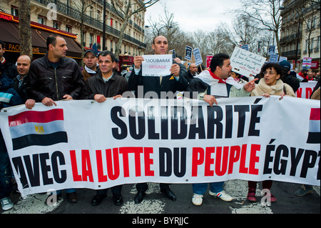 Paris, France, grande foule de gens, hommes, Front, manifestants égyptiens protestant contre (l'ancien président) 'Hosni Moubarak', tenant des pancartes de protestation et bannière : 'solidarité avec la lutte du peuple égyptien' protestation pour la justice, la politique internationale Banque D'Images