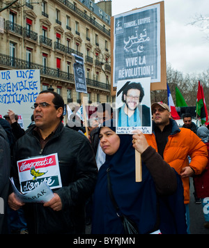 Paris, France, foule marchant dans la rue, manifestants égyptiens protestant contre Hosni Moubarak, à l'extérieur, tenant photo victime tuée Demonstrator 'Arab Spring' mouvement, 2011 Banque D'Images