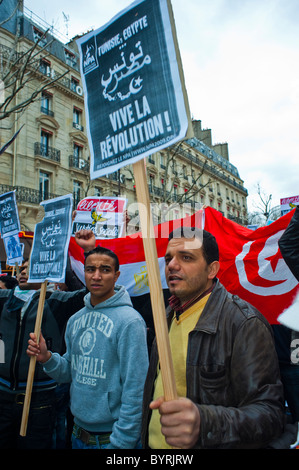 Paris, France, manifestants égyptiens protestant contre Hosni Moubarak, à l'extérieur, printemps arabe, politique, hommes tenant des signes de protestation Banque D'Images