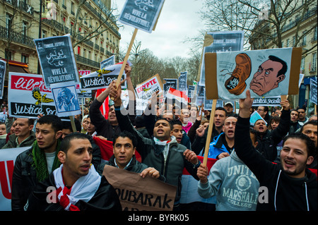 Paris, France, manifestants égyptiens, mouvement de protestation du Printemps arabe contre 'Hosni Moubarak', rue, foule de l'homme, présence de signes de protestation, foules de manifestation, manifestation de la république de paris Banque D'Images