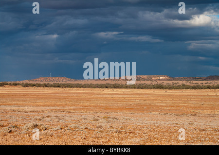 Paysage de l'Outback avec ciel dramatique comme approches tempête Banque D'Images