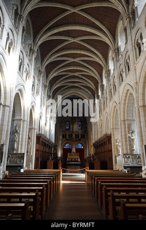 Une vue vers le bas la nef vers l'autel à l'intérieur de l'abbaye de Buckfast à Ashburton, Devon Banque D'Images