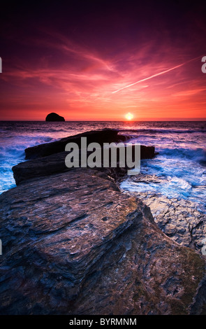 Trebarwith Strand au coucher du soleil à Cornwall, England, UK Banque D'Images