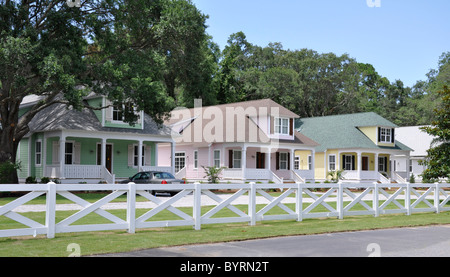 Rangée de maisons pastel dans un quartier tropical sur l'île de Hilton Head en Caroline du Sud. Banque D'Images
