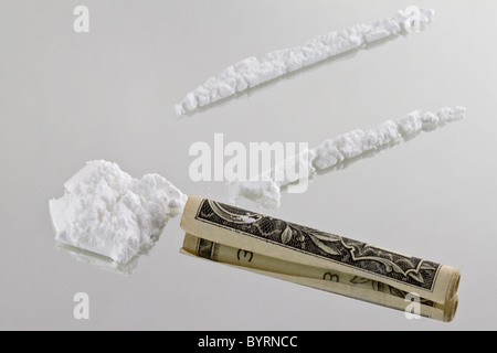 La cocaïne coupée à miroir et prêt à être reniflé par un one dollar bill Banque D'Images