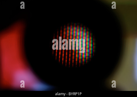 Gros plan des pixels sur un 80's Curtis Mathes television, amplifiés par un objectif Minolta 50mm, ce qui montre la superposition de couleurs. Banque D'Images